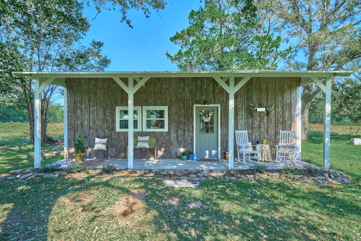 Cozy Cottage On Farm Away From City - Tomball, TX