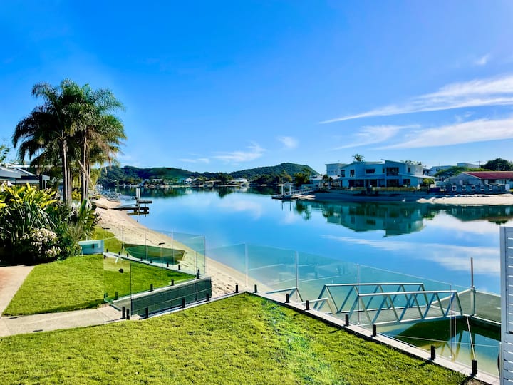 Waterfront House With Pool, Jetty, Kayaks & Sups - Coolangatta