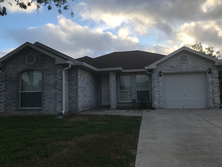 Conveniently Located Home - Harlingen