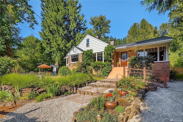 Cheerful 5 Bedroom Home In Wine District W/hot Tub - Redmond, WA