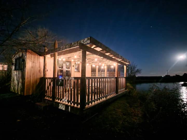 Kingfisher - Lakeside Shepherd's Hut With Hot Tub - Ely