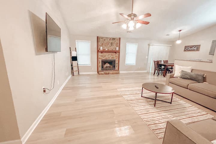 Cheerful 3 Bedroom Fully Renovated Entire House. - Kennesaw, GA