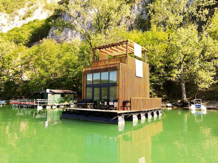 Delightful 1-bedroom Houseboat On Lake Perucac - Serbia