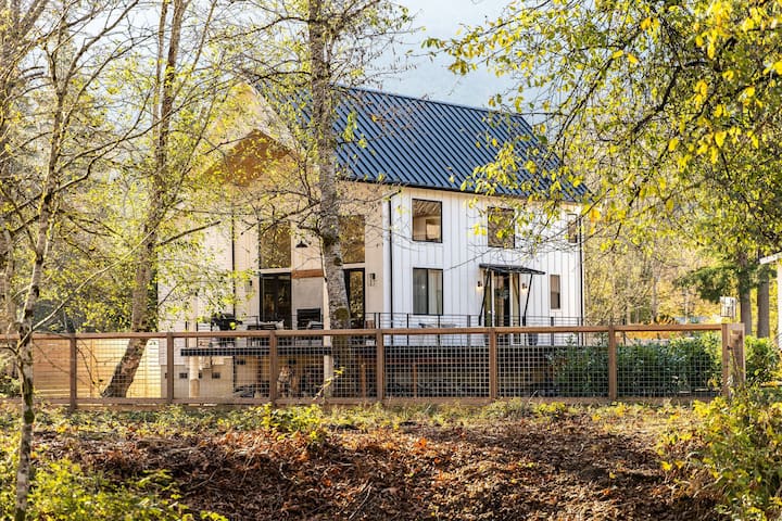 Cozy Modern Farmhouse By The River - Iron Horse State Park, North Bend