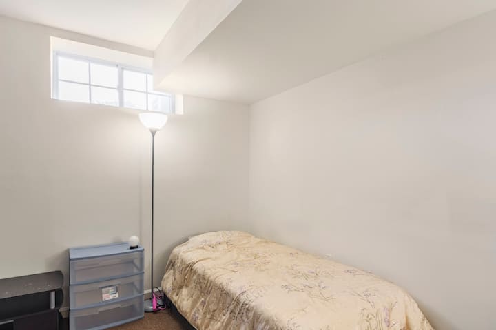 [Females Only] Room W/ Desk In The Basement - New Jersey