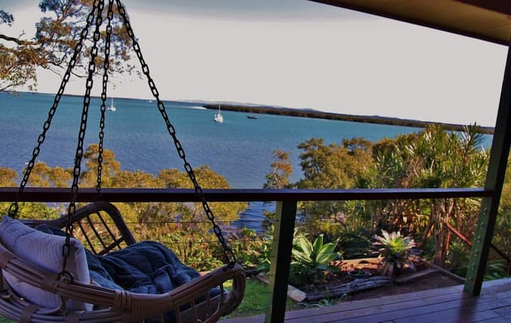 Waterfront 3 Bedroom Home With An Indoor Fireplace - MacLeay Island