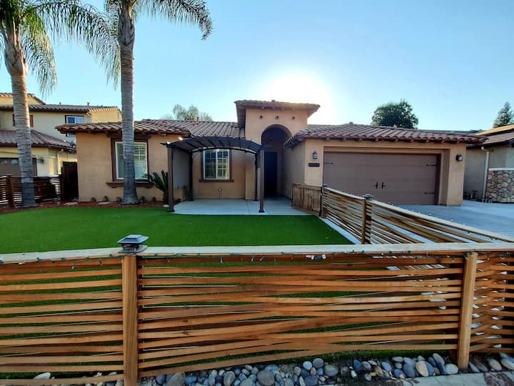 4 Palms Oasis With A Pool!  Near National Park - バイセイリア, CA