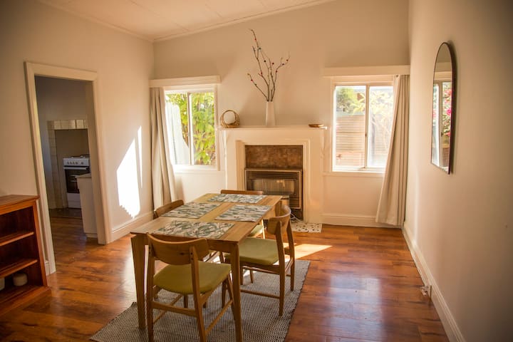 Vintage Miners Cottage In A Convenient Location - Broken Hill