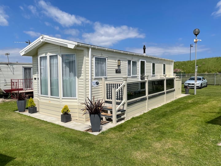 Modern Two Bedroom, Two Bathroom Sea Front Lodge! - Sutton on Sea