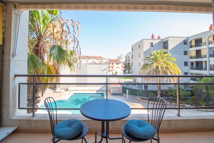 Apartment Overlooking The Pool. - Parc de Calella