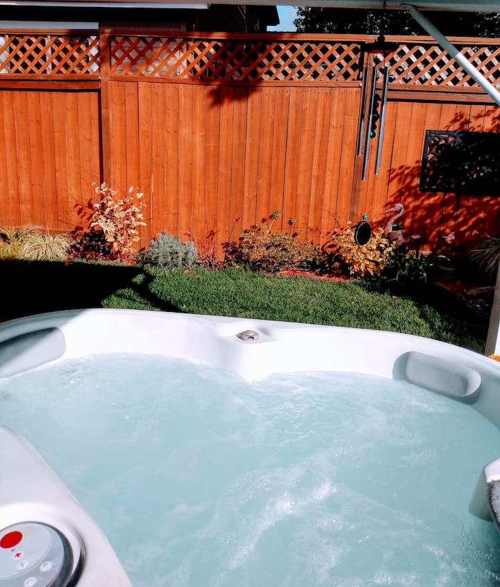 Magical Cottage /Hot Tub, 2 Persons, No Clean Fee - Eugene