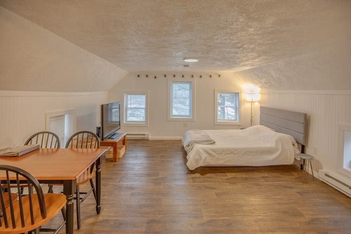 Cozy Loft-style Apartment In A Mountain Town. - Littleton, NH