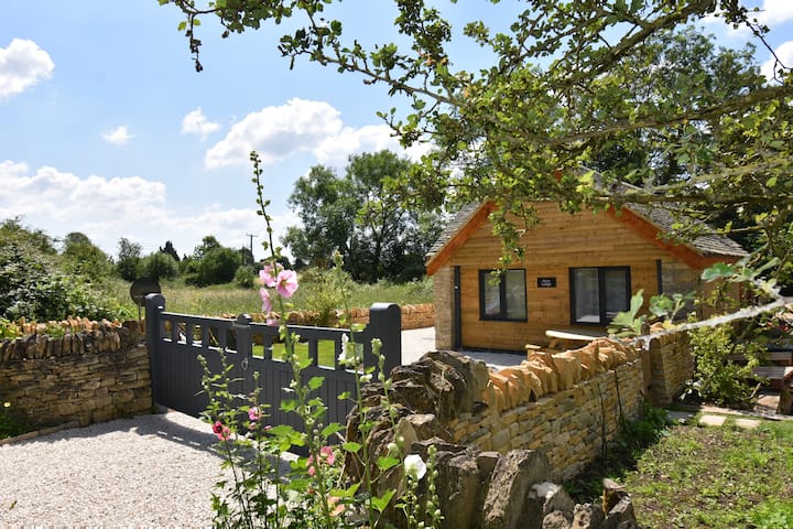 Idyllic 2-bedroom Rural Lodge With Hot Tub - Oxfordshire