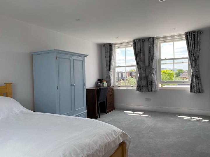 A Bright And Spacious Loft Bedroom & En-suite - キングストン・アポン・テムズ