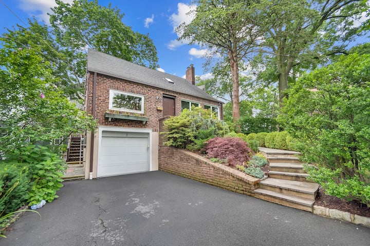 Turnkey 5 Bedroom Home In Prime Larchmont - New Rochelle, NY