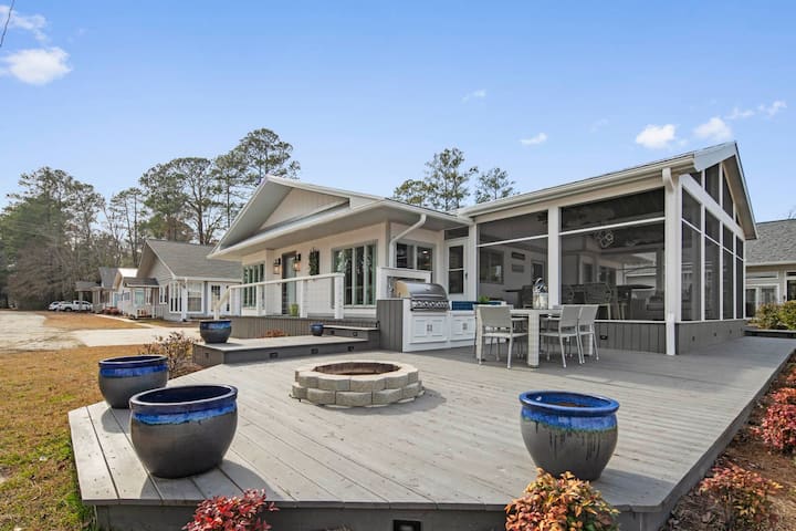 Beautiful Lakefront Home & Outdoor Living Space - Elizabethtown, NC