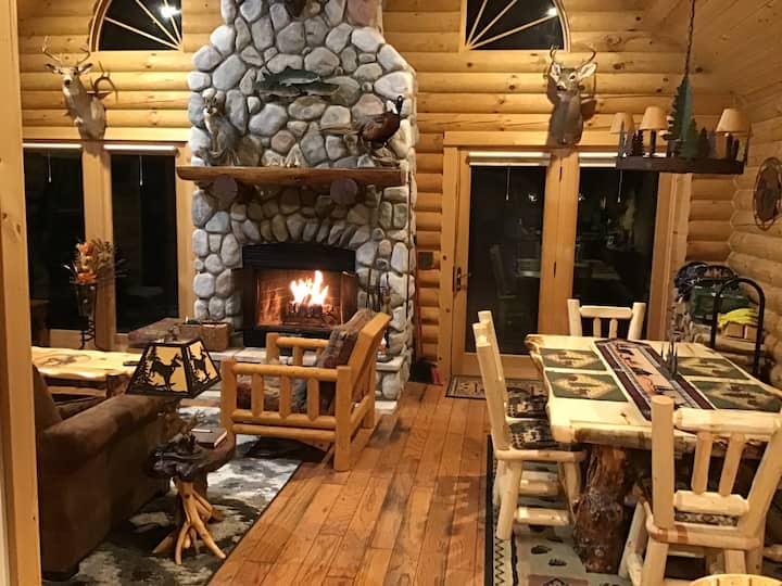 Welcome Skiers And Snowmobilers To A Beautiful Log Cabin On The Rapid River. - Kalkaska, MI