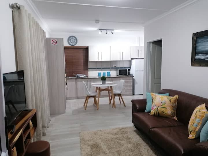 1 Bedroom Stylish Self Catering Apartment - Springbok