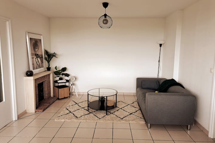 Airport Access Apartment - Your Gateway To Comfort - Thuin