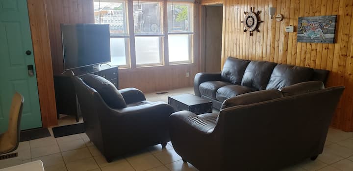 Cute 3 Bedroom Cottage, 1 Min Walk From The Beach. - Port Stanley