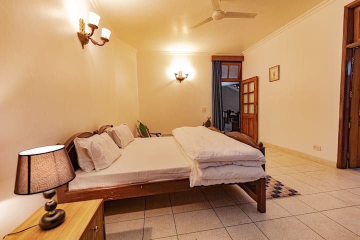 Cheerful Bedroom In Creekside Villa - Mussoorie