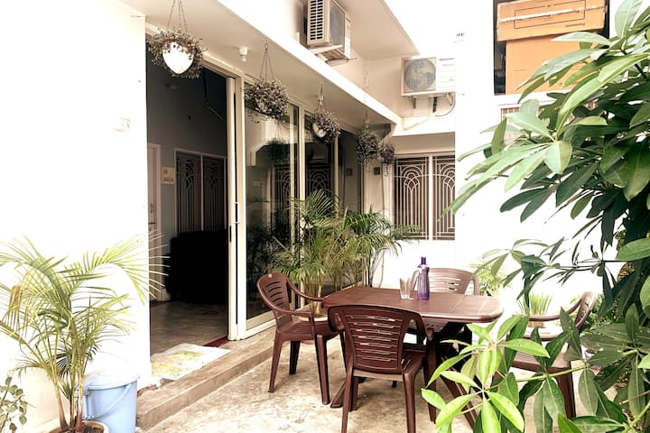 Cheerful 3bhk Home In City Centre, Sit-out Patio - Waranasi