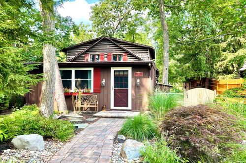 Lovely Lakefront Log Cabin In Medford Lakes - New Jersey