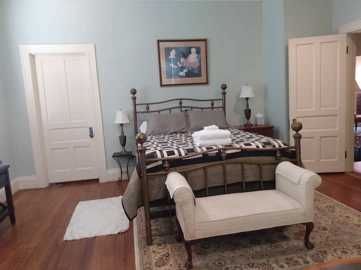 Chrysler House: Queen Brass Bed + Dining Area - Norfolk, VA