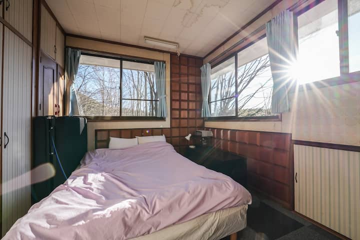 Room Sunrise：コンパクトなコストパフォーマンスの高いカップル又はワーケーション向けの部屋 - 河口湖