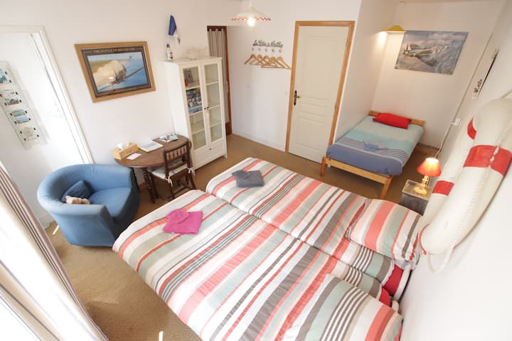 'The Spitfire' Room With 3 Single Beds In B&b - Port-en-Bessin