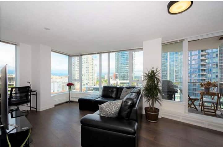 Modern & Spacious 3 Br Loft In Central Downtown - North Vancouver