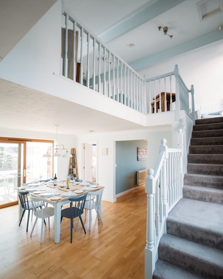 Spacious Beachside Family Home With Parking - Mawgan Porth