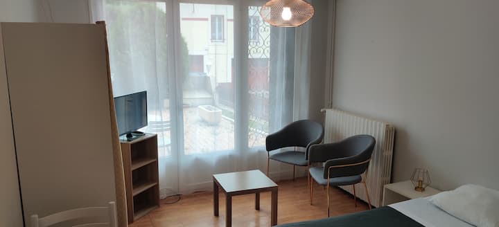 1 - Confortable Studio Avec Terrasse à Châtelguyon - Volvic