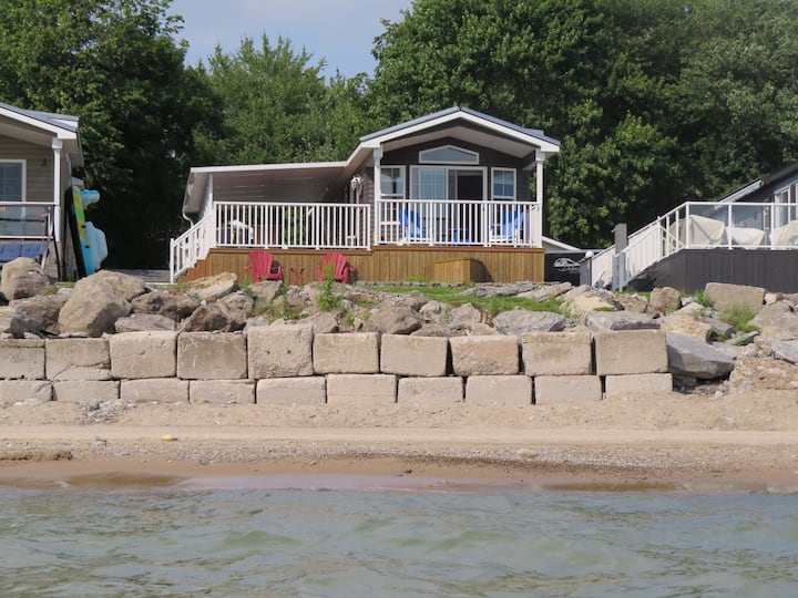 Beachfront 3 Bedroom Cottage! - Crystal Beach, ON, Canada
