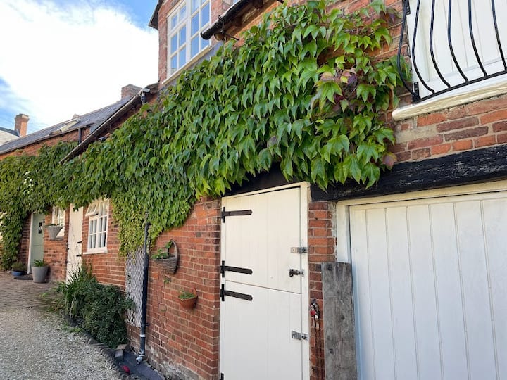 330 Year Old Cottage With Well - Leicestershire