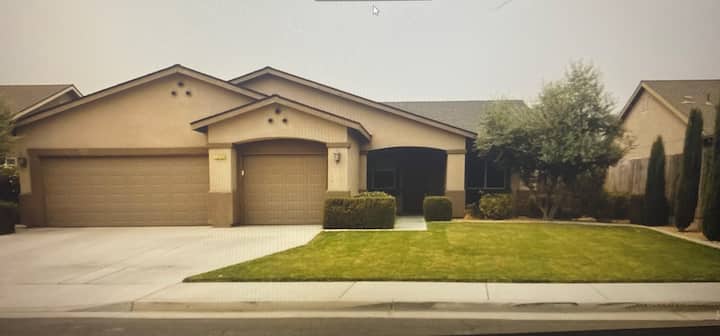 Cheerful 3bedroom  Home With Pool! - Hanford, CA