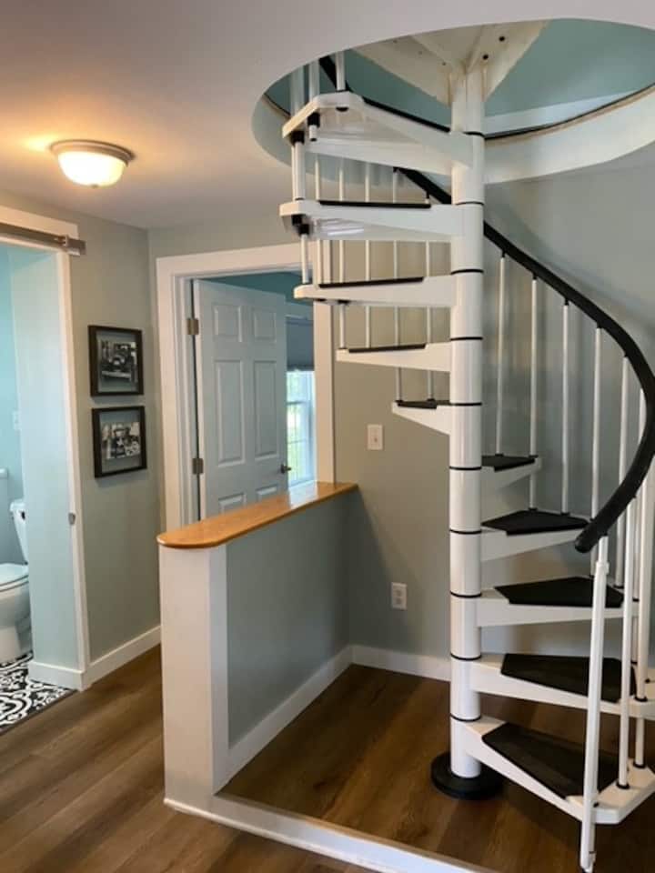 Cute Fresh Two Bedroom W/ Spiral Staircase. - Bangor, ME