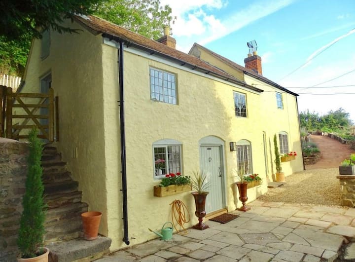 Countryside Rural Detached 1700s Cottage Pax 6 - Gloucestershire