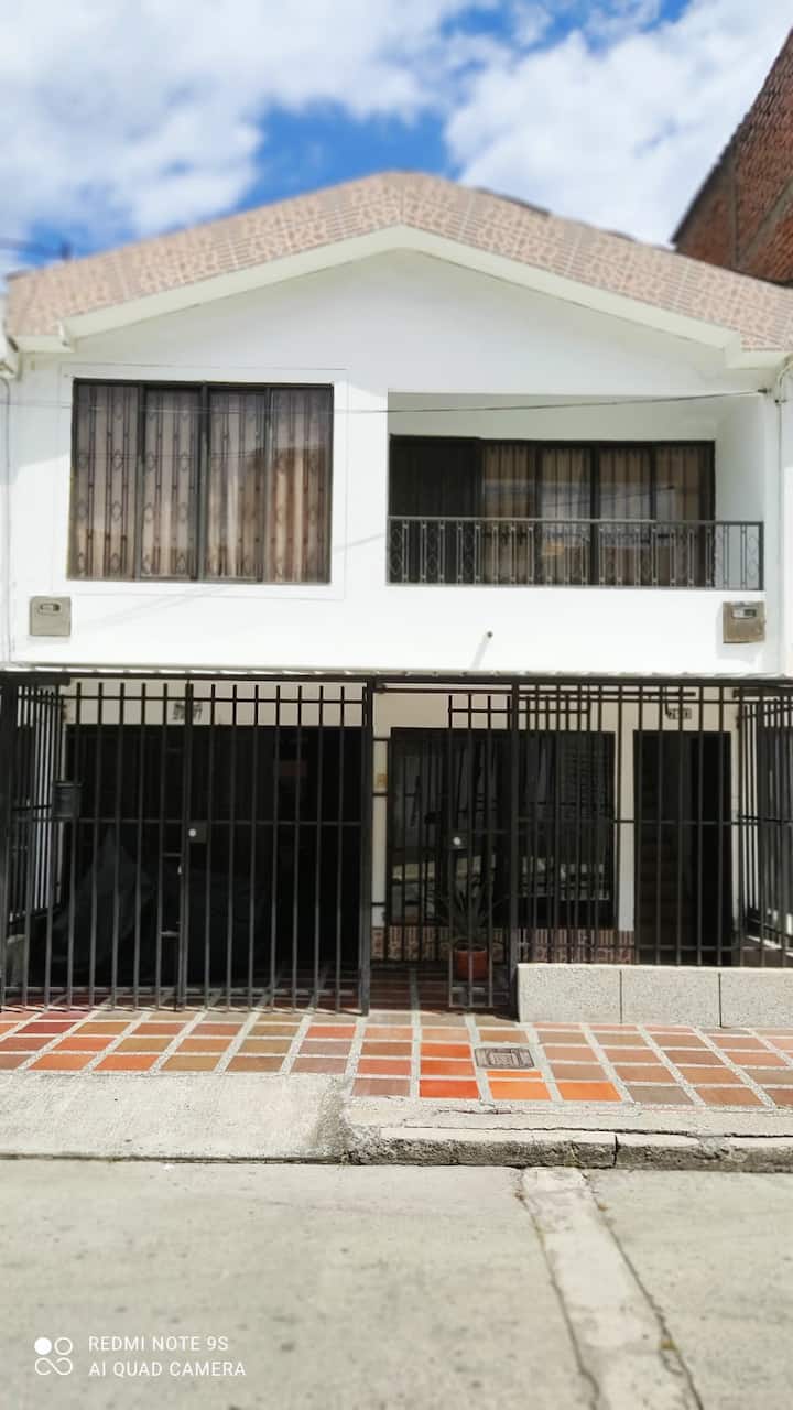 Agradable Casa En Zona Residencial, Amoblada - パルミラ