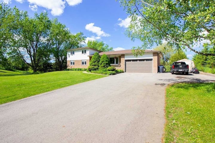 Stunning 5 Bedroom Villa In 1 Acre Lot With A Pond - Caledon