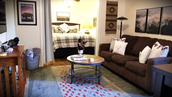 The Bunkhouse: Cozy 1-bedroom Apt; Wifi & Sling Tv - Ponca City, OK