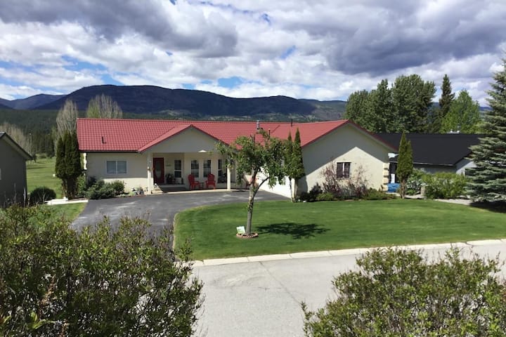 Mountain Views On The Golf Course - 6 Bedrooms - Fairmont Hot Springs, BC