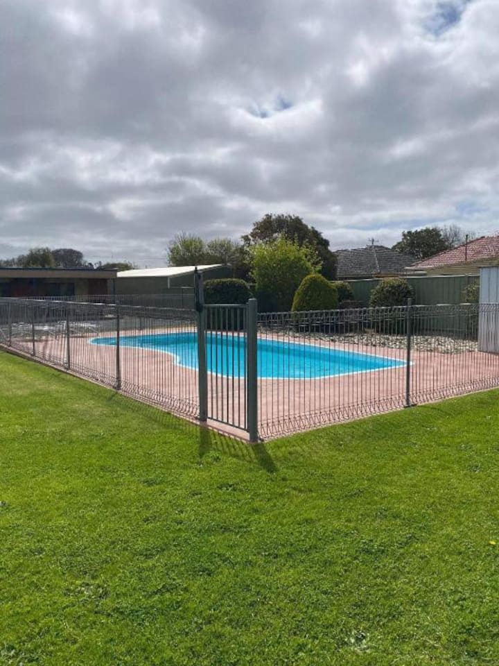 Affordable Accommodation With Pool In Country Town - Colac