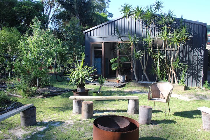 Romantic Garden Studio With Indoor Fireplace - 얌바