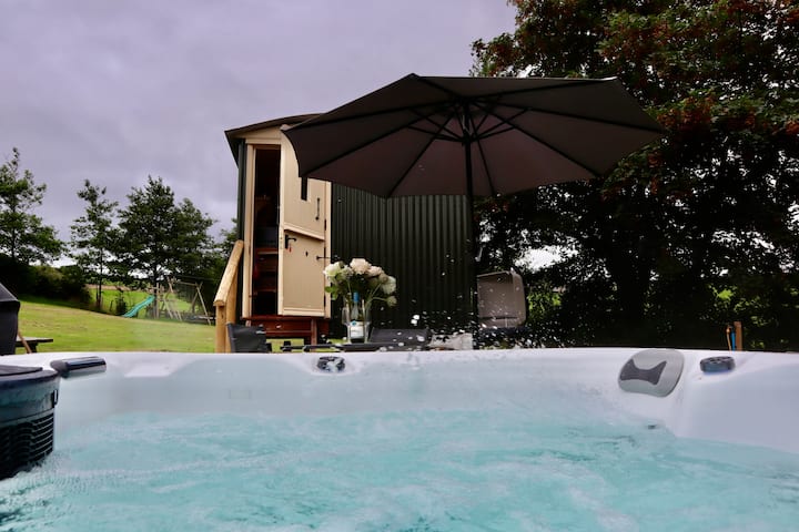 Stunning Shepherd's Hut With Hot Tub! - Kingsbridge