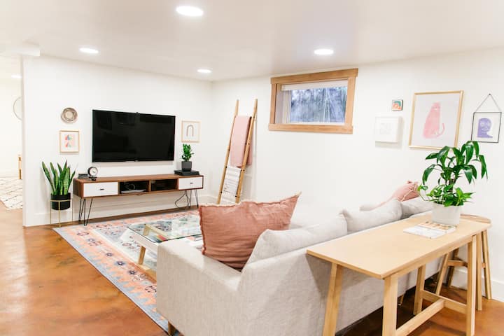 Modern And Fully Renovated One Bedroom Apartment - ポートランド, OR