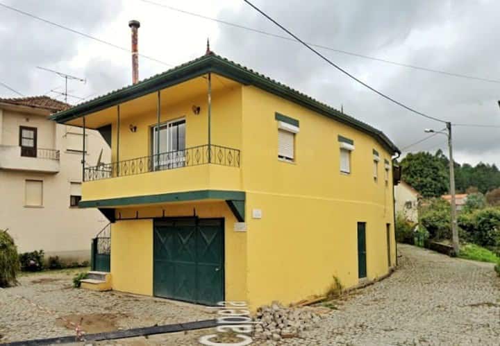 Cozy 2-bedroom Residential Home With Indoor Fireplace - Castro Daire