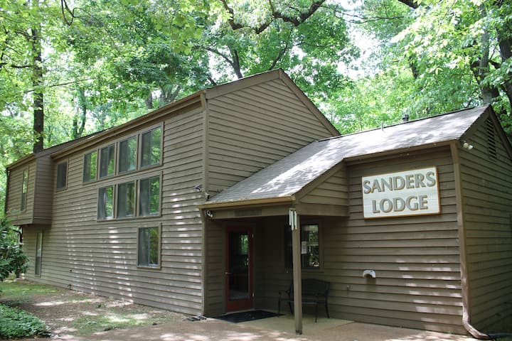 A Place In The Woods In Memphis- Space For 20! - Memphis, TN