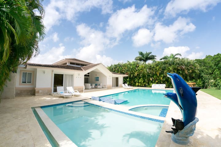 Lujosa Villa Delfines De 4 Dormitorios Y Piscina En Cocotal - Punta Cana