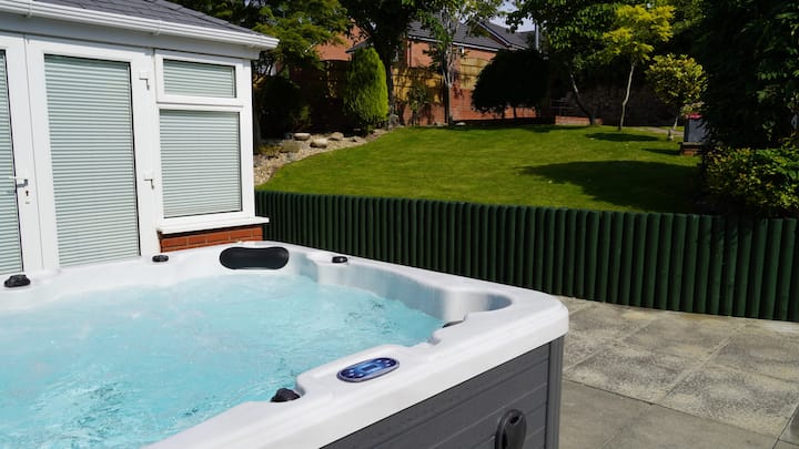 Stunning Large House For 6 Guests + Large Hot Tub - Colwyn Bay